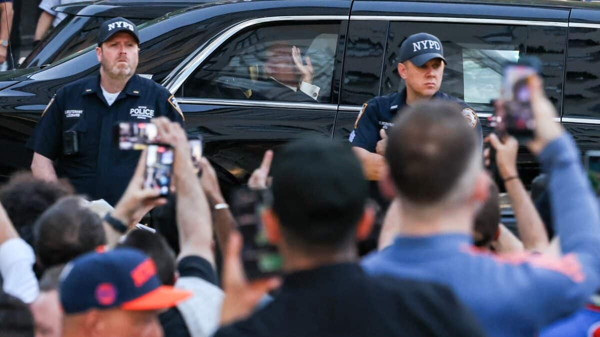 Trump arrives at NBA finals in New York, becomes f