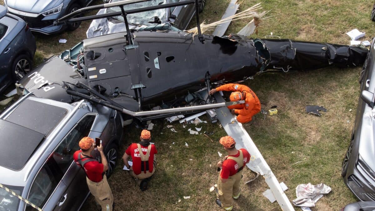 3 killed after two helicopters collide in midair near Oregon airport