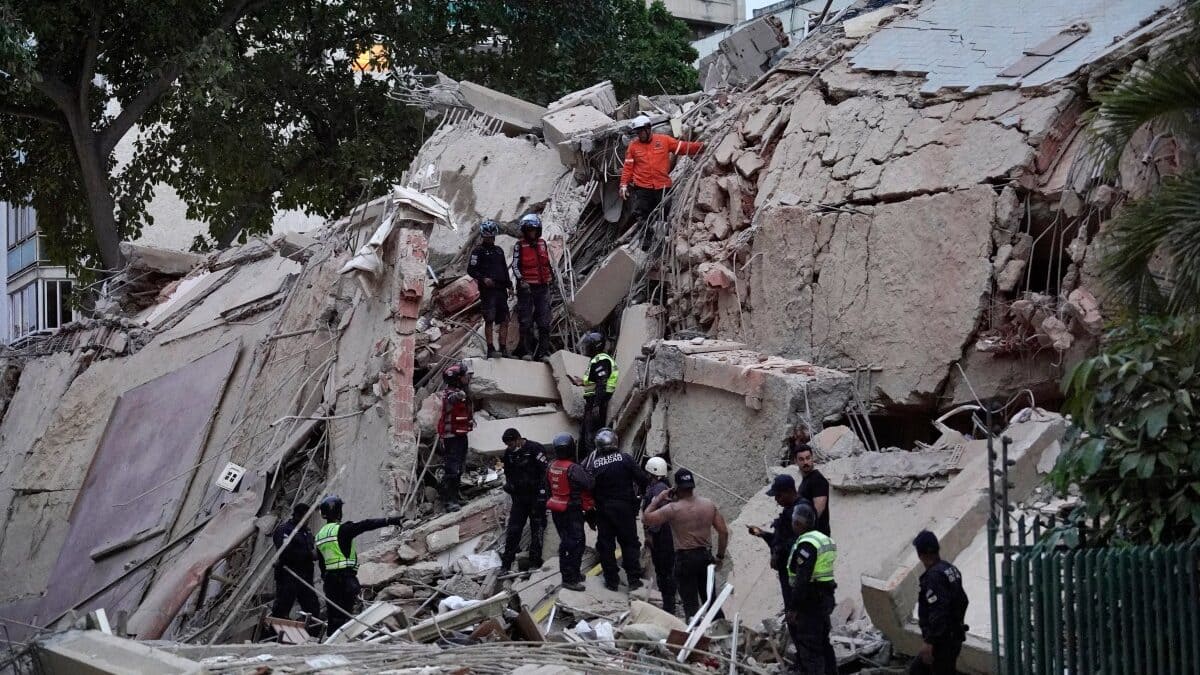 Globe at a glance: From twin earthquakes in Venezuela to MEA's passport remark