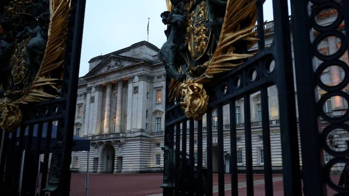 Why is King Charles not going to live at Buckingham Palace after its renovation?