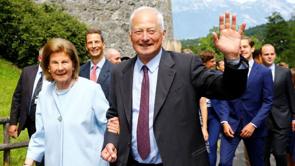 Prince Hans-Adam II of Liechtenstein waves as he is accompanied by his wife Princess Marie and their son Hereditary Prince Alois of Liechtenstein during a ceremony celebrating the country's 300th birthday in Vaduz, Liechtenstein, August 15, 2019. File Image/Reuters
