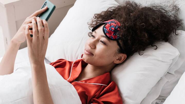 What happens to your body when you check your phone immediately after waking up What happens to your body when you check your phone immediately after waking up