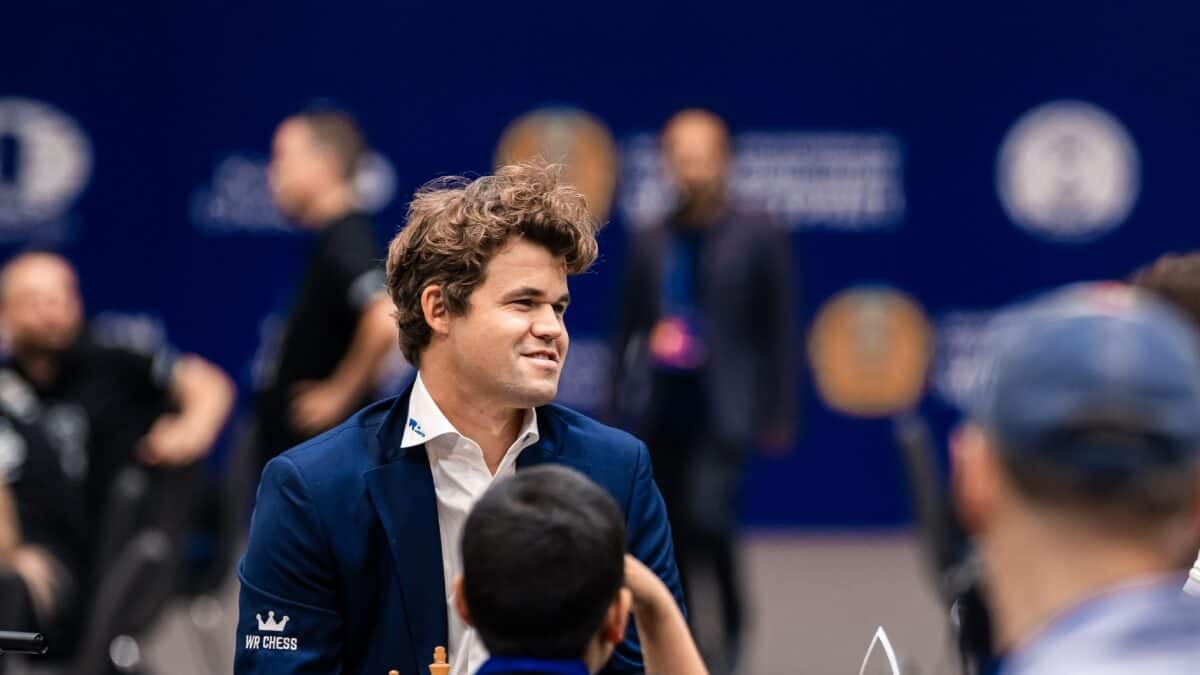 When the real Magnus Carlsen stood up