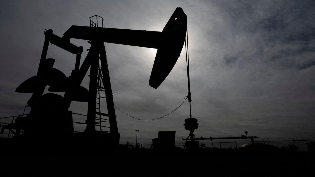 Oil prices plunge over 5% as Trump pauses Iran strikes