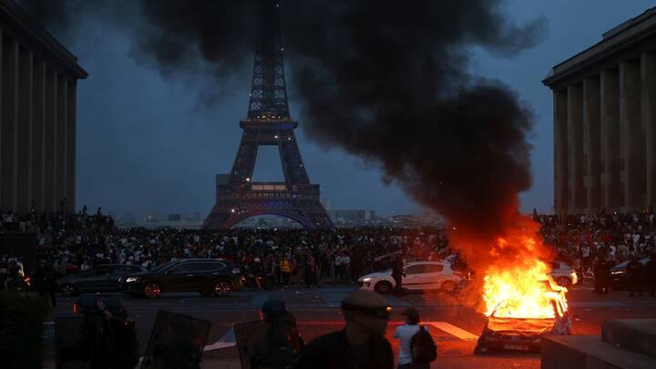 Fact-check: Did protesters set fire to the Eiffel Tower in Paris amid French riots?