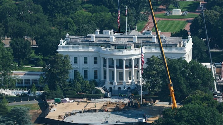 Trump says Sikorsky to fund new White House helipad after Marine One damaged South Lawn
