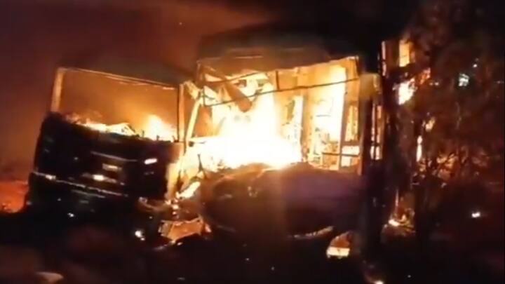 7 killed, 22 injured after sleeper bus crashes, burst into flames on Delhi-Mumbai expressway 7 killed, 22 injured after sleeper bus crashes, burst into flames on Delhi-Mumbai expressway
