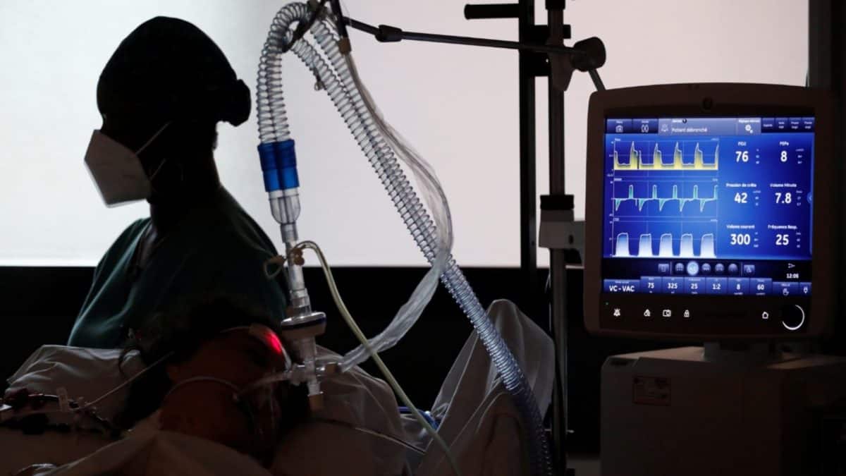 Pakistan's ventilator shortage leaves critically ill patients waiting as  ICUs stay full – Firstpost