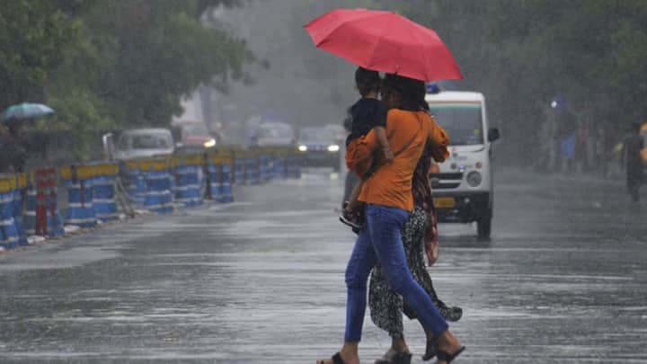 Delhi-NCR battered by heavy rain: Red alert issued as roads flood, traffic paralysed Delhi-NCR battered by heavy rain: Red alert issued as roads flood, traffic paralysed