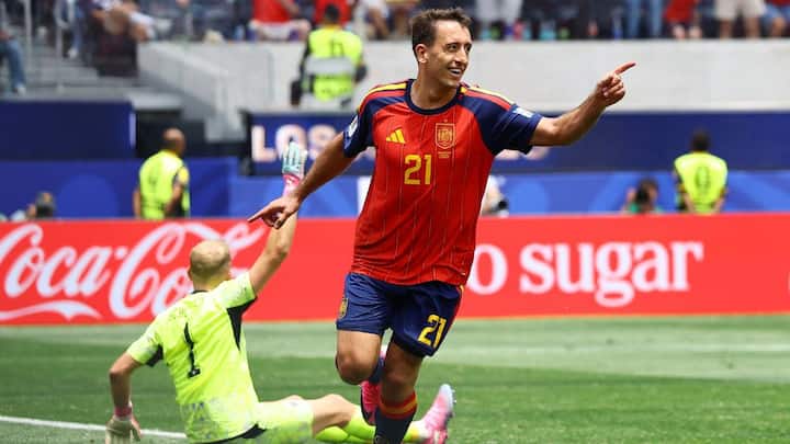 Spain beat Austria 3-0 to reach World Cup last 16