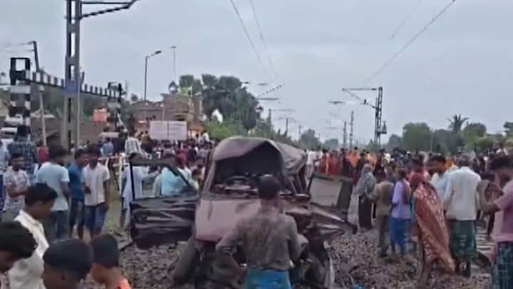 School students among three dead after train collides with pool car at open level crossing in West Bengal School students among three dead after train collides with pool car at open level crossing in West Bengal