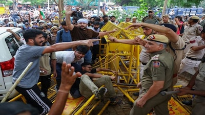 Protesters scuffle with police officers in New Delhi during Monday's Chalo Sansad march. File image/Reuters