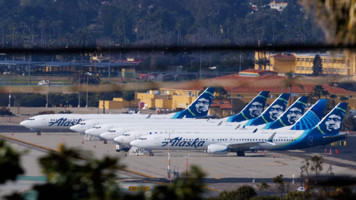 Alaska Airlines pilots lock down cockpit after passengers threaten to ‘take over’ flight