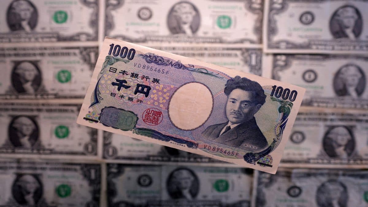 Photo: firstpost.com Japan, US intervene to prop up yen after 40-year lows; Trump says it