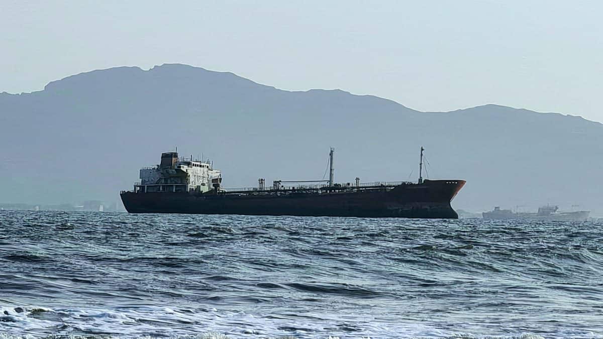 Houthis strike Saudi ship in Bab al-Mandeb, 2 Pakistanis and an Indonesian national killed