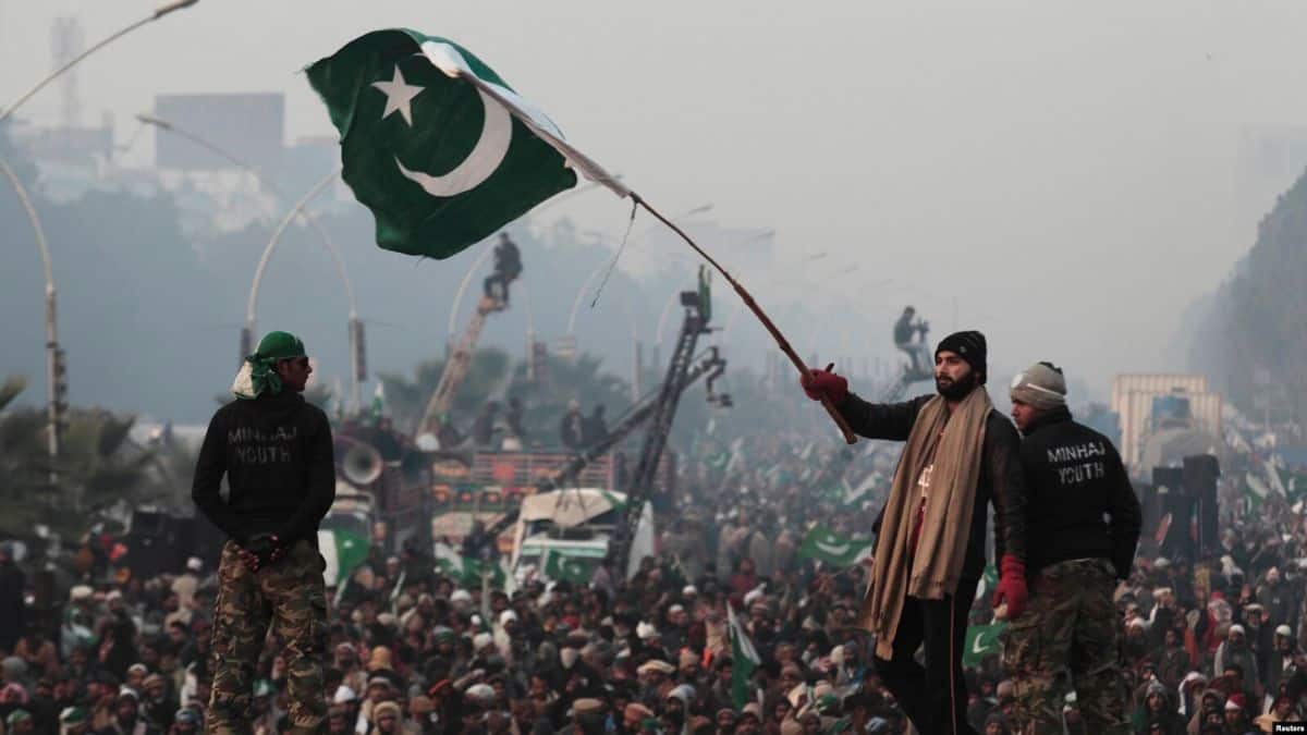 Opinion Piece Portrays Pakistan as a State in Crisis