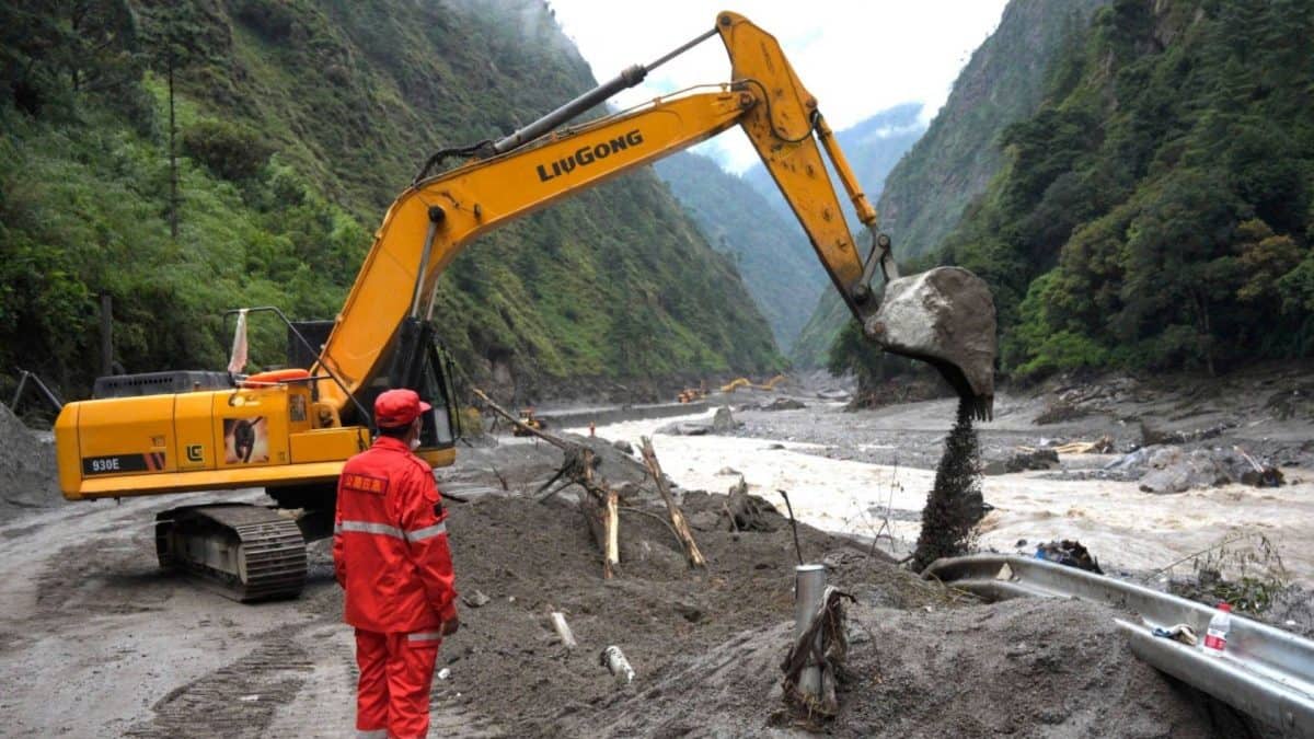 China pauses rescue operation in Tibet over risk of another flood