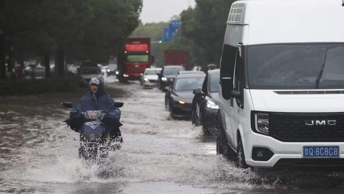 Typhoon Dolphin wreaks havoc in China; 1 million evacuated, over 1,000 flights cancelled