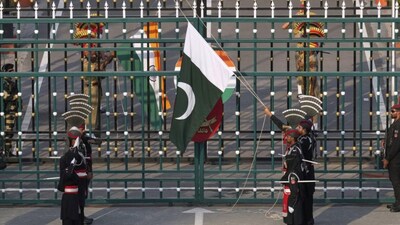 Pakistan's Rangers soldiers and Indian Border Security Forces soldiers lower their flags during a daily closing ceremony at the Wagah, on Pakistan and India border, near Lahore, Pakistan. Photo: File/AP