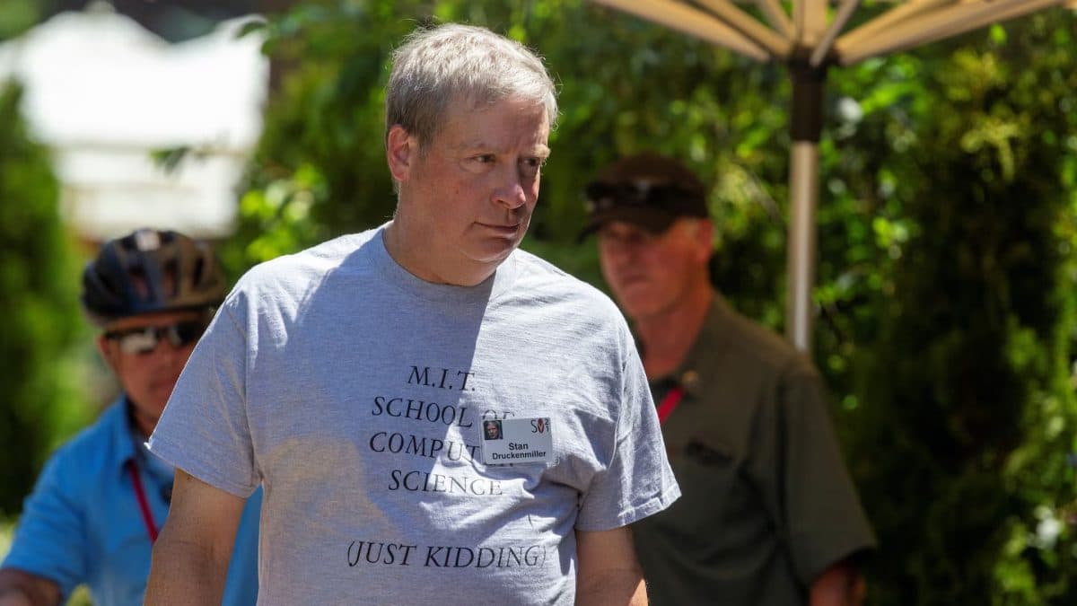 Billionaire investor Stanley Druckenmiller admits using AI to write WSJ op-ed criticizing Treasury Secretary Scott Bessent's bond market handling; WSJ defends publication