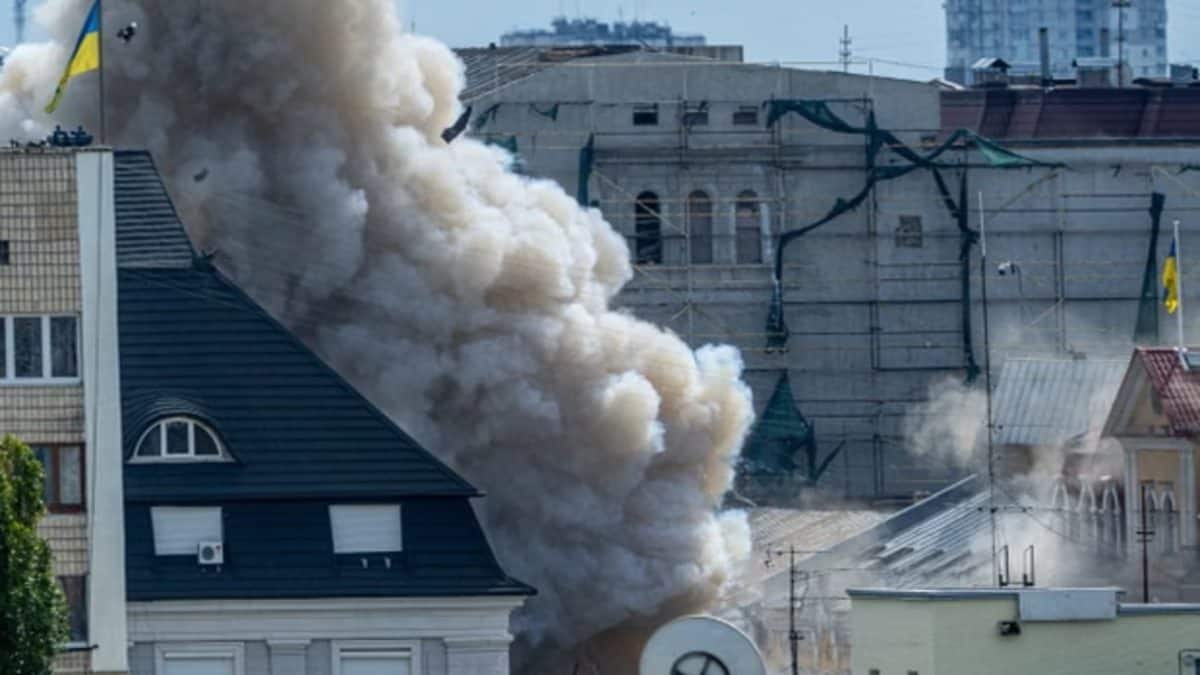 Russia Strikes Kyiv Intelligence Headquarters as Zelenskyy Proposes Ceasefire