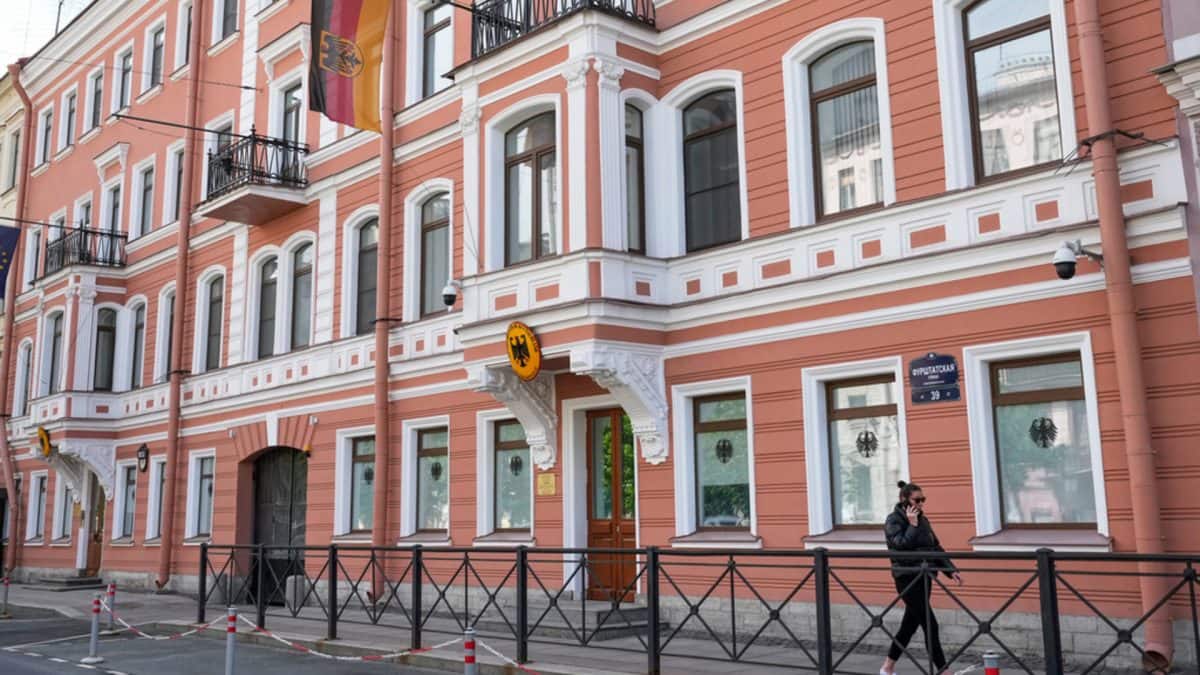 Russia orders closure of German consulate in St Petersburg in tit-for-tat move