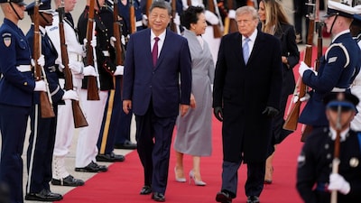 US President Donald Trump and First Lady Melania Trump greet Chinese President Xi Jinping and his wife, Peng Liyuan, as they arrive at Joint Base Andrews on September 23, 2026. (Photo: Mark Schiefelbein/AP)