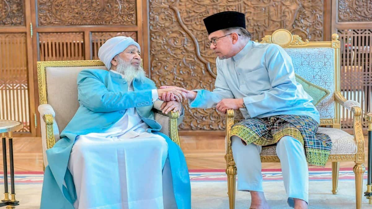 Who is the cleric Malaysia PM Anwar Ibrahim is meeting tonight?