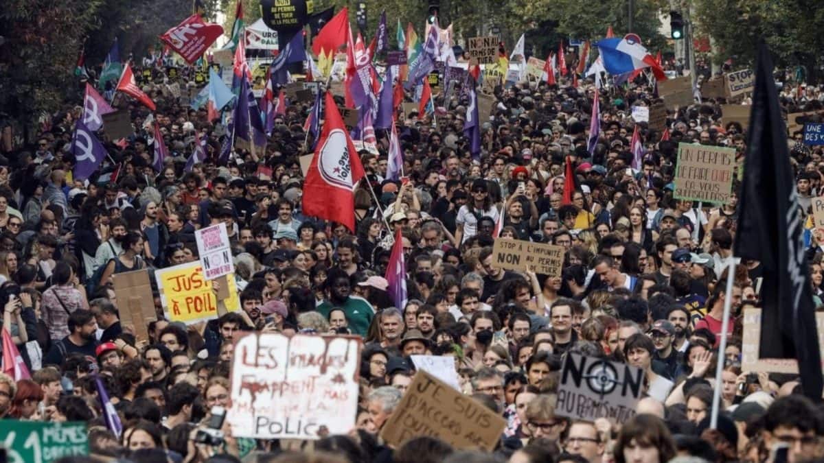 Thousands Protest France Bill Presuming Police Force Lawful