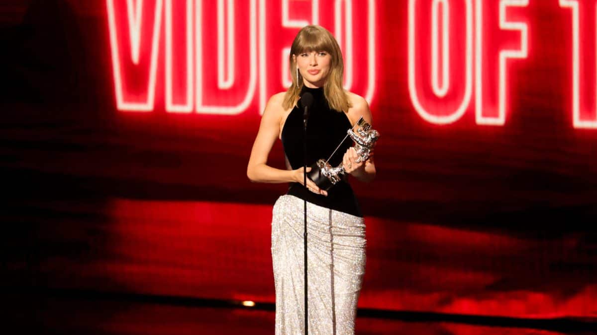 Taylor Swift Makes VMA History With Dolly Parton Tribute