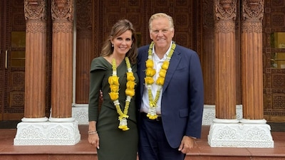 Former US Representative Mike Rogers and his wife, Kristi, visit the BAPS Shri Swaminarayan Mandir in Canton, Michigan, during Rogers’ campaign for the US Senate. (Image/X)