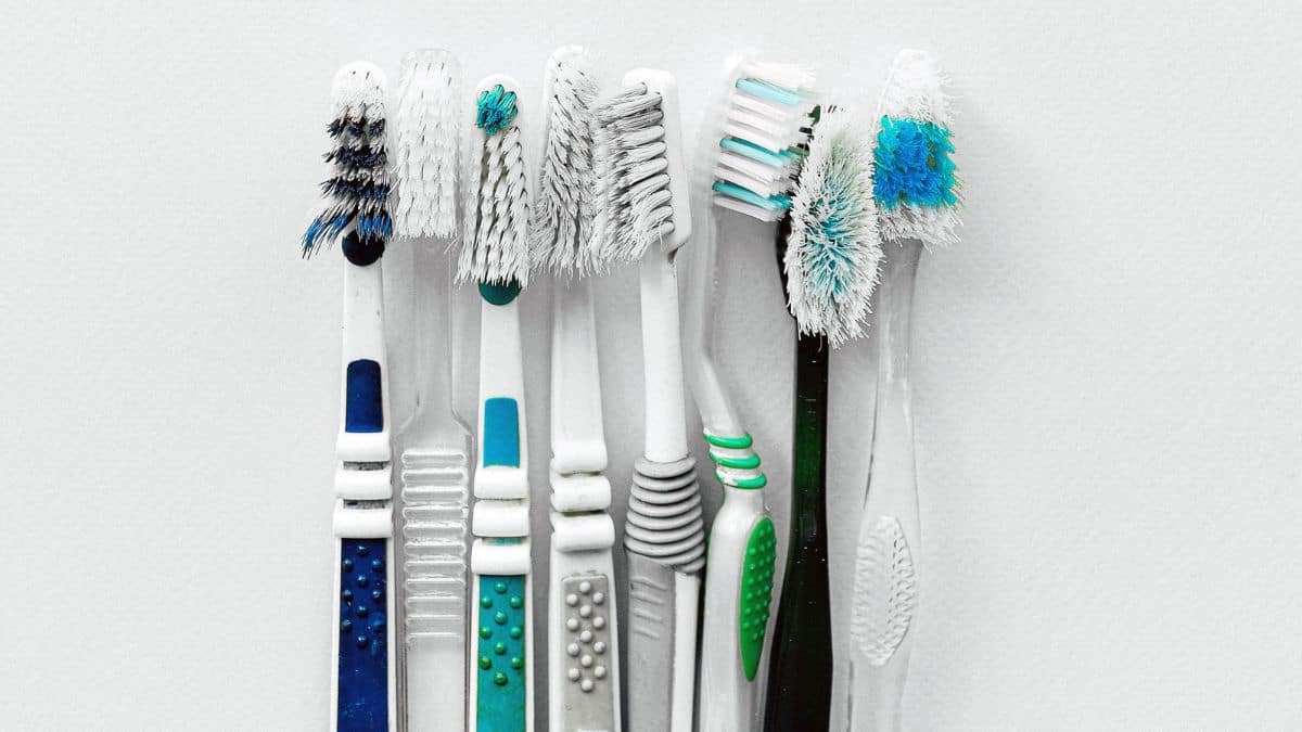 AI Toothbrushes Promise Smarter Care, But Dentists Stress Basic Habits