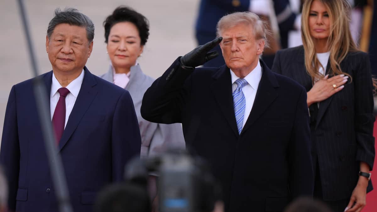 Why did Trump wear gloves and jacket to welcome Xi Jinping? Is the US prez ...