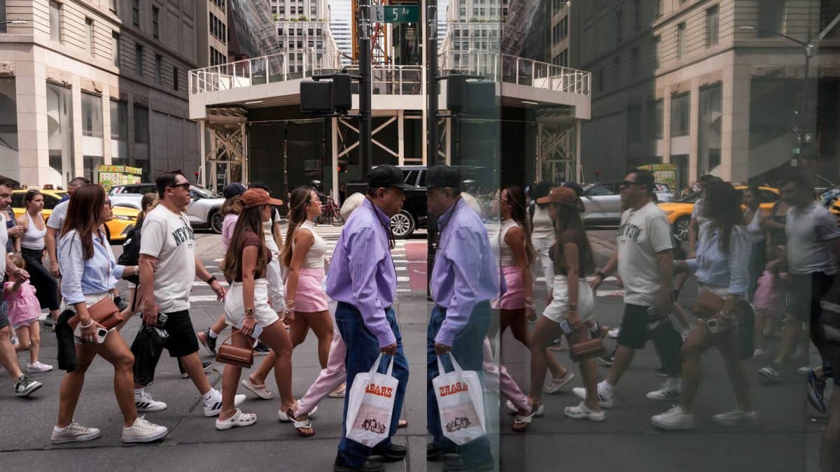 US Luxury Spending Falls for Third Month as Confidence Weakens