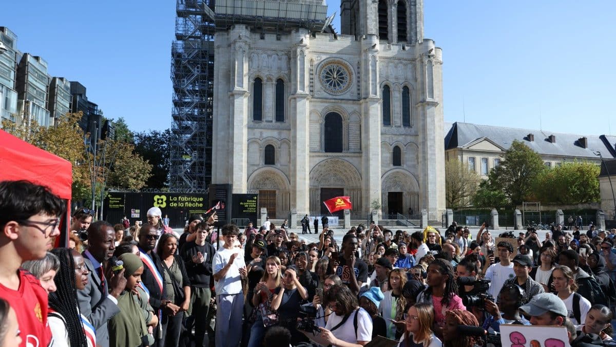 France to Close Hundreds of Schools as Student Protests Spread