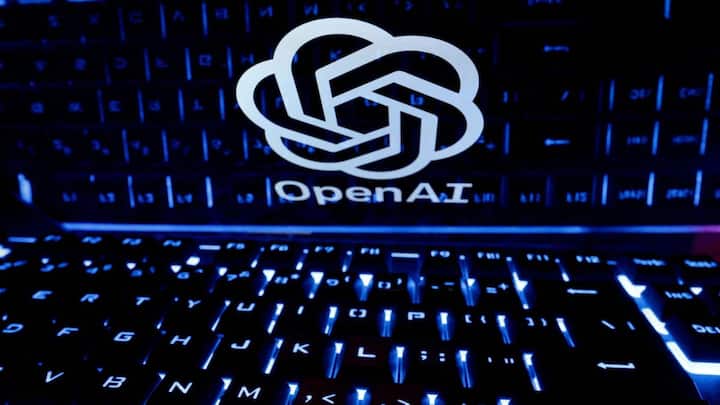 صفحهکلیدی در مقابل لوگوی نمایشدادهشده OpenAI در این تصویر که در ۲۱ فوریه ۲۰۲۳ گرفته شده است. تصویر آرشیوی/رویترز