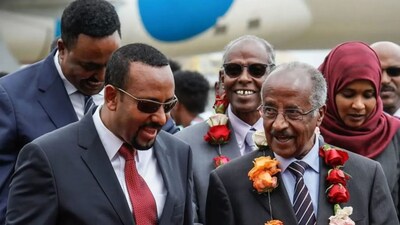 Ethiopia's Prime Minister Abiy Ahmed (L) and Eritrea's Foreign Minister Osman Saleh Mohammed (R) ahead of peace talks, June 2018. (File photo-AFP)
