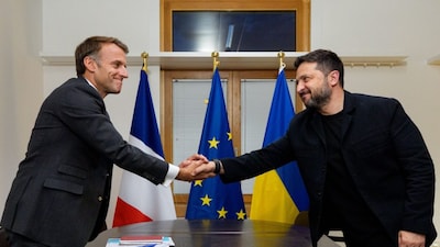 French President Emmanuel Macron meets Ukrainian President Volodymyr Zelenskyy on the sidelines of the EU summit in Brussels. Ukraine has secured all weapons production licences promised by France and is expected to gain the means to manufacture its own weapons by the end of 2026. (Image/X)