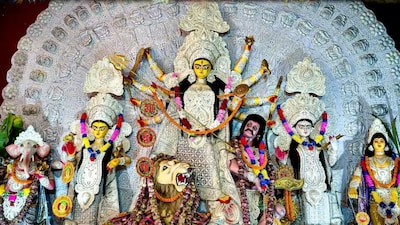 Understanding Shola Craft that adores Ma Durga during Durga Pujo. (Photo: Instagram/ The Neighbourhood Photographer)