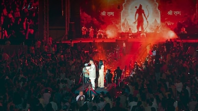 Raghav and Prachi of Backstage Siblings perform during a live session in Delhi, where the duo turns traditional devotional music into interactive group sessions. Image: @backstagesiblings /Instagram