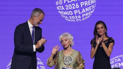 Isabel Allende, centre, receives the 2026 Premio Planeta from King Felipe VI and Queen Letizia in Barcelona. Photo: AFP