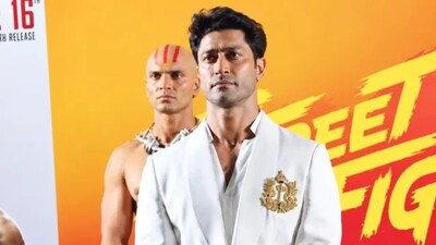 Vidyut Jammwal asks people to pause at street Fighter event in Mumbai.