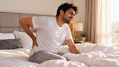 Why does your back hurt after sleeping? An orthopaedic expert explains the causes of morning back pain, warning signs and ways to relieve stiffness. Photo: AI-generated