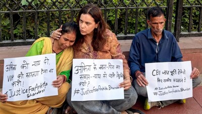 Activist Yogita Bhayana with the parents of the deceased victim Ankita Bhandari stage a sit-in protest at India Gate demanding justice for their daughter, in New Delhi. Bhandari was killed at Vanantra Resort in Rishikesh in 2022. PTI