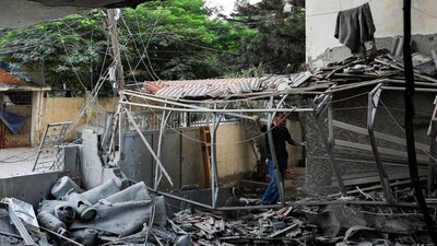 A Palestinian man inspects the site of an Israeli strike on an apartment building in Gaza City, October 3, 2026. REUTERS/Dawoud Abu Alkas (Reuters)