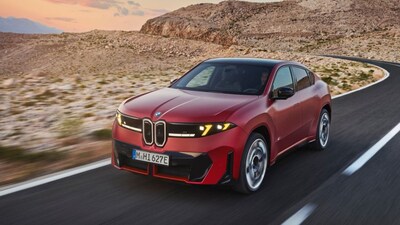 The upright Neue Klasse nose, slim illuminated kidneys, and wide lamps keep the iX4 recognisably BMW without repeating the grille excesses of recent years. Images courtesy: BMW