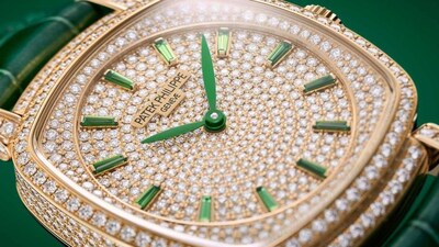 This Gondolo Ladies First is set with 687 brilliant-cut diamonds and comes with green tsavorite hour markers.
Images courtesy: Patek Philippe