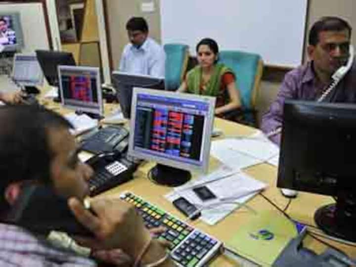 Bargain hunting keeps market ticking; auto & realty gain