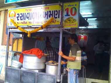 Taste of bygone Surat: rassawala khaman dhokla
