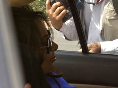 Niira ditches the man who knew too much about her Niira ditches the man who knew too much about her